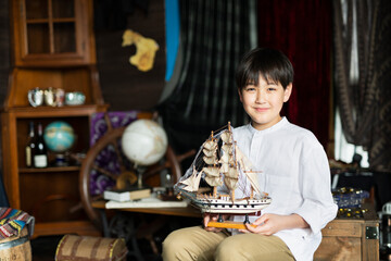 船の模型と男の子