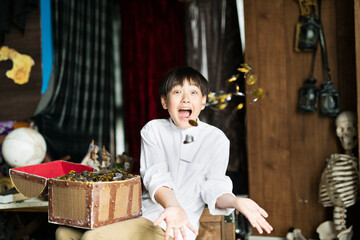 コインを投げる男の子