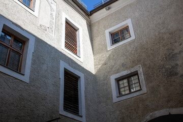 Häuserfassade mit Fenstern 