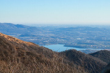 Bellissima vista panoramica sul lago dal sentiero che porta al monte Bollettone in Lombardia, viaggi e paesaggi in Italia