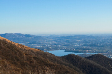 Bellissima vista panoramica sul lago dal sentiero che porta al monte Bollettone in Lombardia, viaggi e paesaggi in Italia