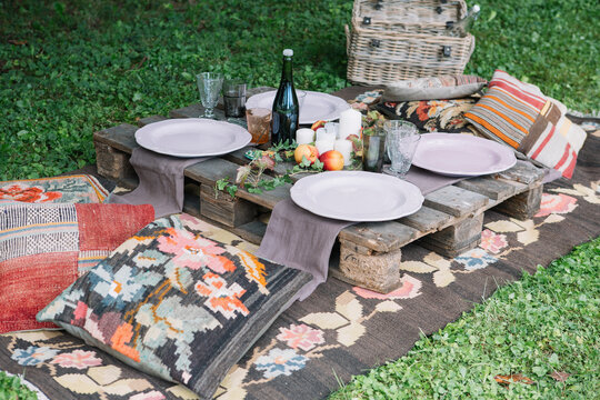 Picnic in shabby chic style
