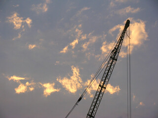 Górna część budowlanego dźwigu na tle nieba wieczorem  © vofchok