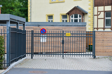 tür tor haus grundstück parkverbot verbotsschilder © fotoak80
