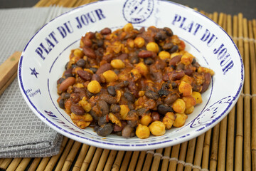 mélange d'haricots à la sauce tomate épicée