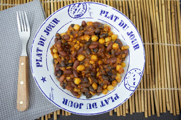 mélange d'haricots à la sauce tomate épicée