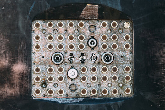 Plate with electrical connectors