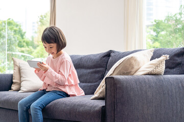 Fototapeta premium スマホを操作する子供