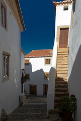 Fototapeta na wymiar Rue empierrée et maisons traditionnelles d'Alentejo, Portugal