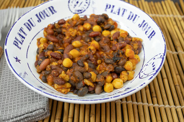 mélange d'haricots à la sauce tomate épicée