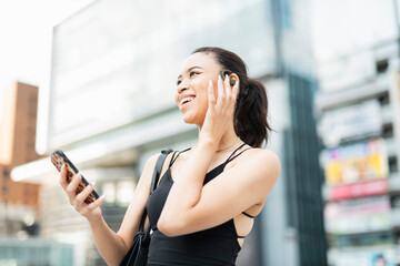 音楽を聴く日本人と黒人ミックスの女性