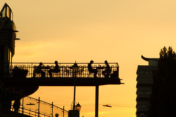 Personen in Abendstimmung in Wien