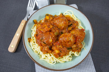 boulettes de boeuf à la sauce tomate et spaghetti