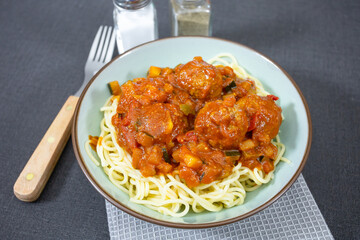 boulettes de boeuf à la sauce tomate et spaghetti