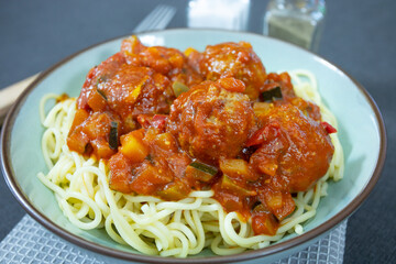 boulettes de boeuf à la sauce tomate et spaghetti