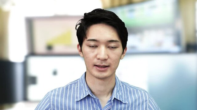 テレワーク　TV会議　汎用イメージ　話し手中心　カジュアル　自宅勤務　
