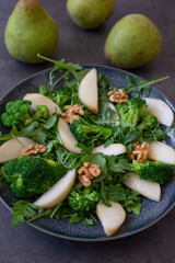 healthy arugula salad with pears and walnuts