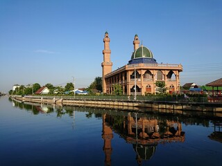 Fototapeta premium Mosque on Bangkok canal