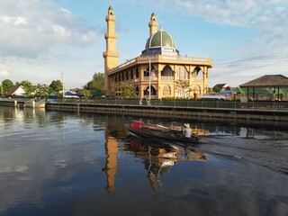 Fototapeta premium Mosque on Bangkok canal