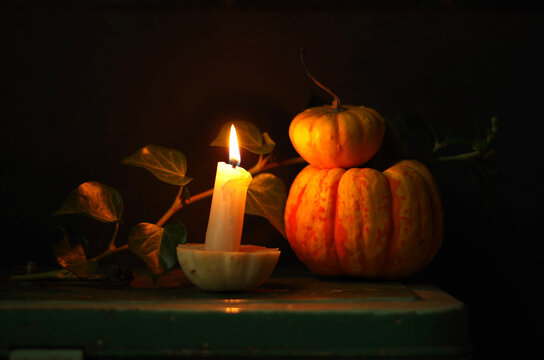 K&uuml;rbis, zierk&uuml;rbis, stillleben, herbst, herbstlich, chiaroscuro, dunkel, herbstzeit, orange, rot, kerze, kerzenlicht, natur, helloween, jahreszeit, feiertag, fest, festtag, gem&uuml;se, herbstgem&uuml;se, ernte