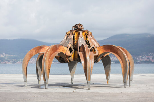 Hydraulic grabber in the harbour