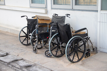 Fototapeta na wymiar The old wheelchairs are left behind after being used. Not available condition At a medical facility