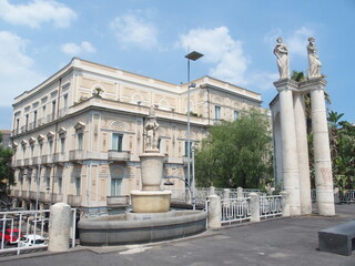 Fototapeta na wymiar Statuen im Garten Villa Bellini, Catania, Sizilien statues in the garden villa bellini, Catania, sicily