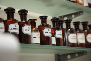 Alte Apotheker Glas Flaschen und Behälter mit Beschriftung.