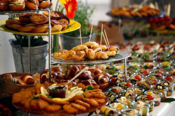 Catering mit großem Buffet und vielen Gerichten.