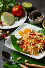 Papaya salad served with rice noodles and vegetable salad Decorated with Thai food ingredients.