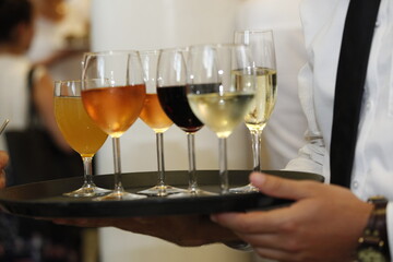 Weingläser mit Rotwein, Weißwein, Roséwein serviert von einem Kellner auf einem Event.