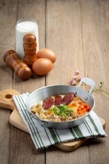Pan eggs sprinkled with Chinese sausage, diced bacon, breakfast.