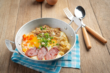 Pan eggs sprinkled with Chinese sausage, diced bacon, breakfast.
