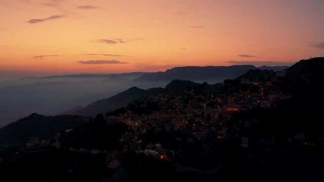 Bova superiore in Calabria, vista aerea della citt&agrave; al tramonto