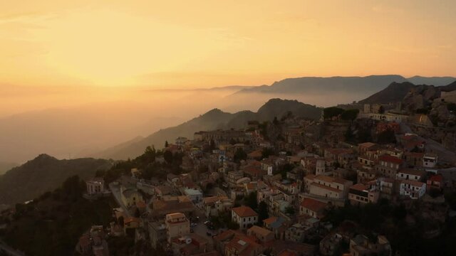 Bova superiore in Calabria, vista aerea della citt&agrave; al tramonto