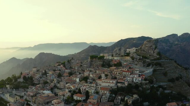 Bova superiore in Calabria, vista aerea della citt&agrave; al tramonto