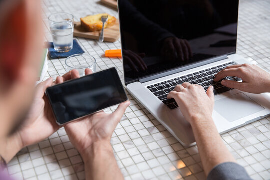 Man showing an app to a IT technician
