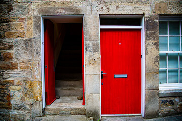 Detalle de puertas contiguas de color rojo intenso