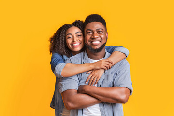 Fototapeta premium Happy In Relationship. Portrait of smiling black girl and her handsome boyfriend
