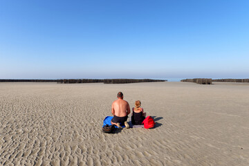 Bouchot mussels and couple at the Quend beach