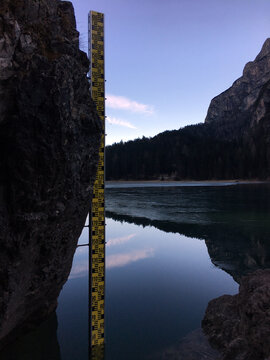 Pole with a scale to measure the level of the lake