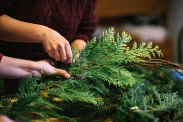 Making a fir branch wreath
