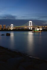 お台場夜景　レインボーブリッジライトアップ
岸辺からの眺め　岩場　屋形船