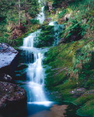 Obrazy na Szkle  Pionowe ujęcie pięknego wodospadu w ciągu dnia