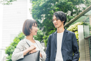 オフィス街で会話する男女