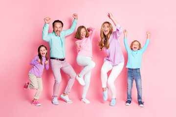 Obraz premium Full length photo ecstatic dad mom and three little preteen kids enjoy rejoice win family game raise fists scream wear casual style clothes isolated pastel color background