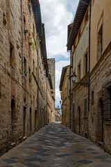 Fototapeta na wymiar Enge Straße in der Altstadt von Colle di Val d'Elsa in der Toskana in Italien 