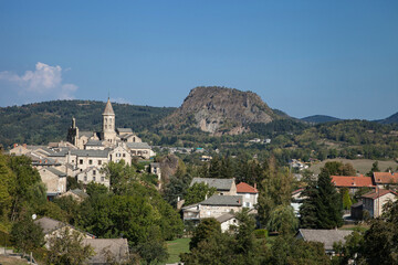Fototapeta na wymiar Panorama sur la ville de Saint-Julien Chapteuil (Haute-Loire) et de son sommet volcanique