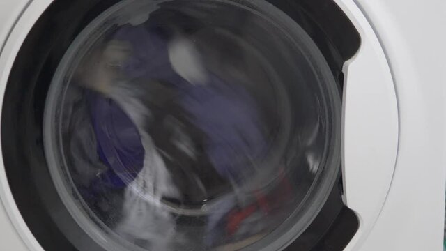 The washing machine washes colored and white things. No foam, eco-washing powder.