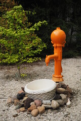 Pomarańczowy hydrant w ogrodzie